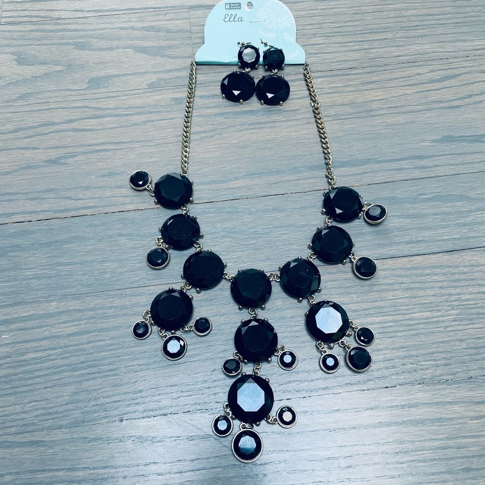 Black and gold necklace set.
